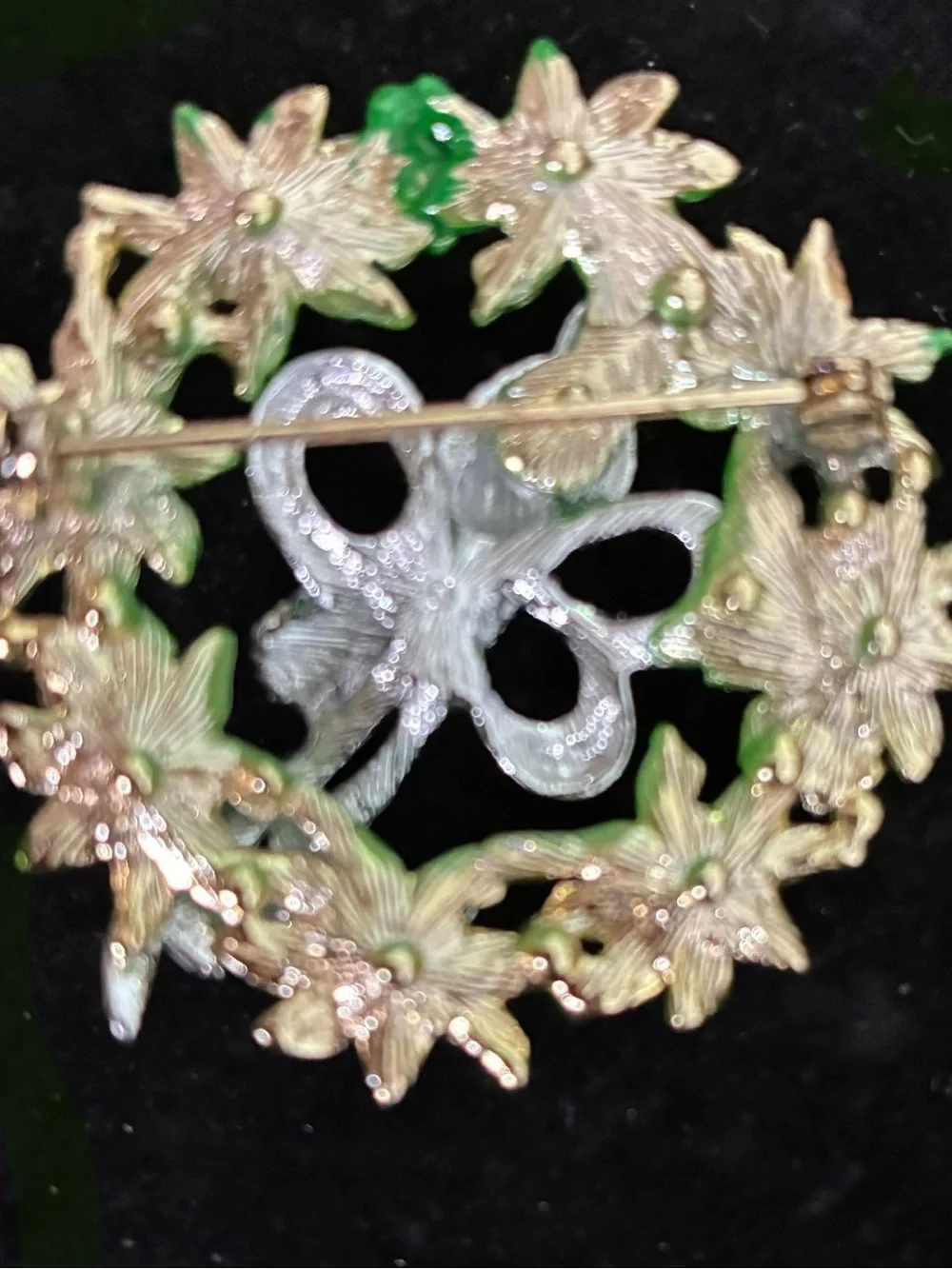 Silver tone EUC Bird on Green Wreath Pet Bird Decorative Brooch